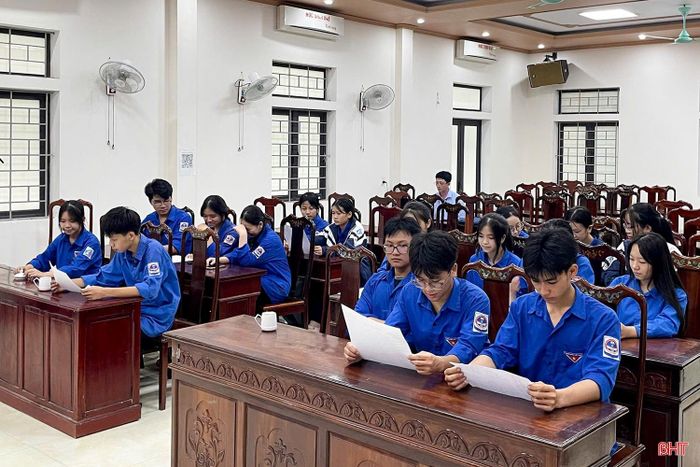 Lực lượng đoàn viên, thanh niên tình nguyện tại điểm thi Trường THPT Kỳ Anh triển khai nhiệm vụ trước và trong kỳ thi.