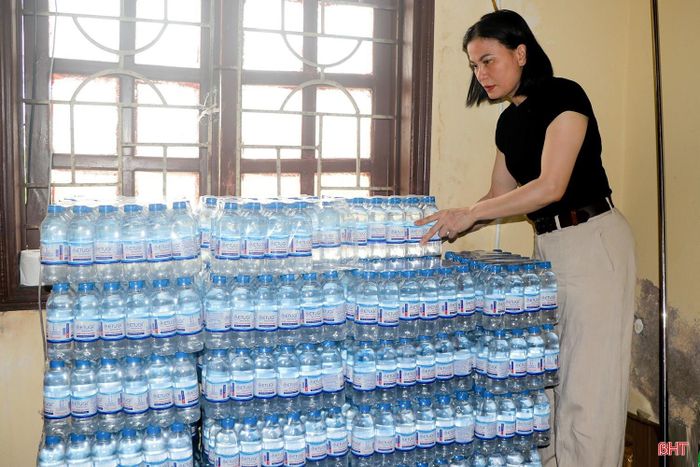 Nước uống cũng được chuẩn bị đầy đủ.