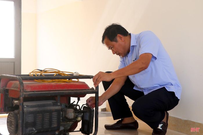 Cán bộ tại điểm thi Trường THPT Lý Tự Trọng kiểm tra máy phát điện dự phòng, sẵn sàng ứng phó với các sự cố về nguồn điện.