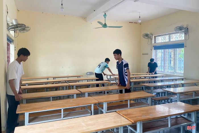 Bên trong các phòng thi, bàn ghế được lau dọn sạch sẽ, sắp xếp đúng khoảng cách quy định. Hệ thống chiếu sáng, quạt mát đều được chạy thử, sẵn sàng tạo điều kiện thoải mái nhất cho các sĩ tử làm bài.