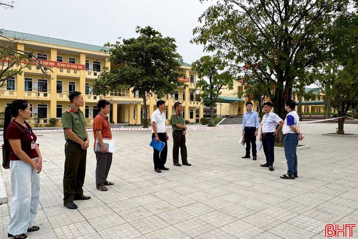 Cán bộ điểm thi Trường THPT Kỳ Anh kiểm tra, rà soát lần cuối tại khu vực trường thi, tủ để đề, bài thi.