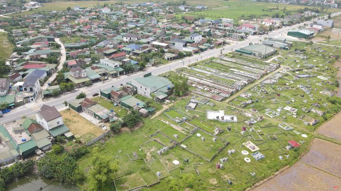 Nghĩa trang Đồng Sơn nằm gần khu dân cư ở thôn Đồng Sơn, xã Mai Phụ.