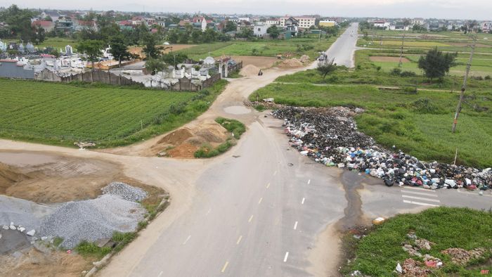 51 ngôi mộ tại nghĩa trang Cồn Dài ở thôn Trung Nghĩa, xã Lộc Hà nằm trong phạm vi giải phóng mặt bằng tuyến đường Phù Lưu - Thạch Bằng chưa được cất bốc khiến dự án vẫn chưa thể hoàn thiện dù đã thi công nhiều năm.