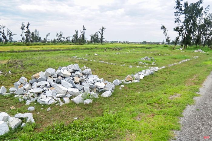 Tại khu vực nghĩa trang Làng Rang ở thôn Yên Bình, xã Lộc Hà, nhiều người dân, dòng họ đã tự ý bao chiếm các khu đất để chôn cất người quá cố.