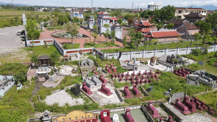 Nghĩa trang Đội Mốt ở phường Thành Sen “áp sát” Văn Miếu Hà Tĩnh khiến nhiều người dân lo ngại về việc giữ gìn không gian văn hóa, tâm linh của di tích.