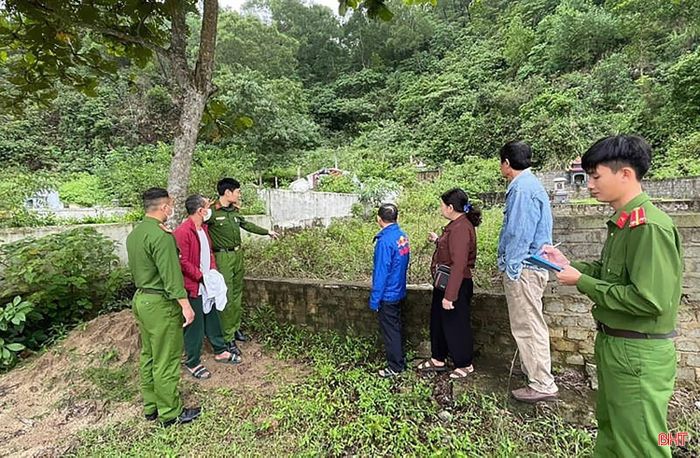  Lực lượng chức năng kiểm tra các khu nghĩa trang do Trần Văn Quý ở thị trấn Xuân An cũ, lừa bán cho các gia đình có nhu cầu về đất an táng cho người quá cố (ảnh tư liệu). 