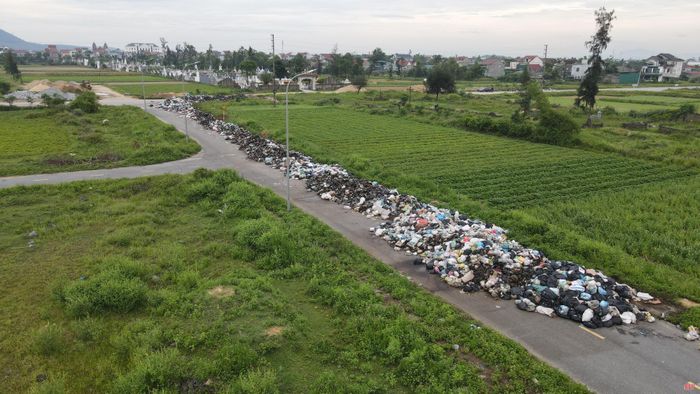 Cảnh nhếch nhác tại nghĩa trang Cồn Dài ở thôn Trung Nghĩa, xã Lộc Hà.