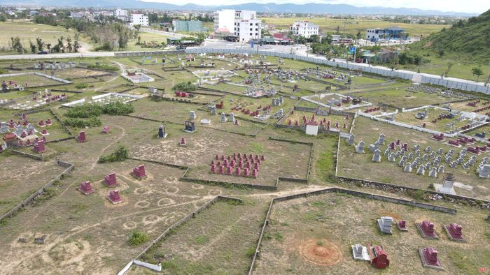  Nghĩa trang có diện tích khoảng 6 ha với khoảng 3.600 ngôi mộ ở xã Thiên Cầm (phần đánh dấu màu đỏ) ảnh hưởng không nhỏ tới mỹ quan chung của Khu du lịch Thiên Cầm và tâm lý của du khách. 