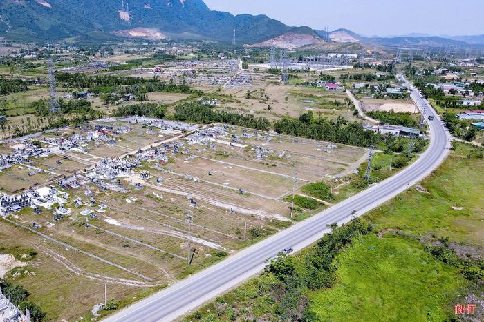 Trên địa bàn phường Vũng Áng có 11 khu nghĩa trang thì có đến 9 khu nghĩa trang tự phát. Việc chưa thể cất bốc, di dời, quy hoạch lại các nghĩa trang ảnh hưởng tới sự phát triển chung của địa phương.
