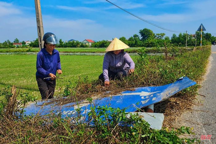 Tình trạng nhiều biển báo giao thông, biển chỉ dẫn trên tuyến đường ĐH.38 bị hư hỏng, nghiêng đổ trong thời gian dài gây mất an toàn giao thông.