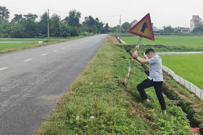 Các biển chỉ dẫn, biển báo giao thông được sửa chữa, lắp đặt lại, tạo thuận lợi cho người dân khi lưu thông.