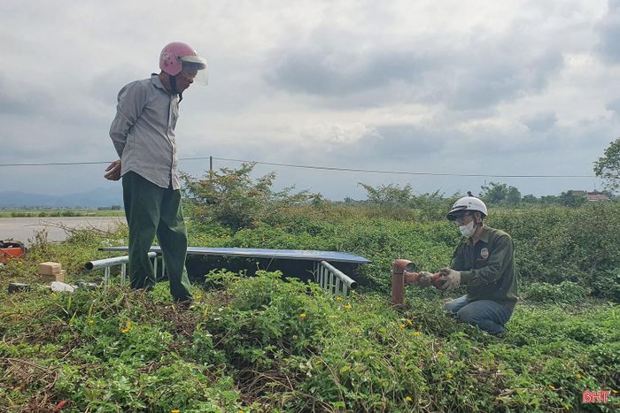 Công nhân tiến hành sửa chữa nhiều biển chỉ dẫn xuống cấp trên tuyến đường ĐH.38.