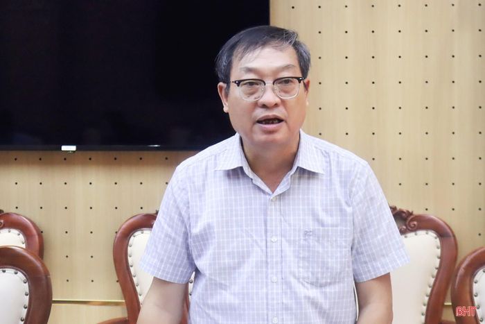 Phó Giám đốc Sở Tài chính Đặng Trần Phong báo cáo, giải trình các nội dung liên quan đến tờ trình, dự thảo nghị quyết.