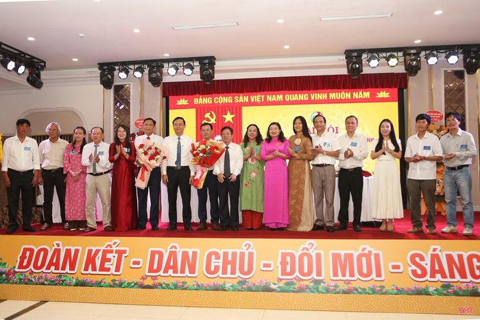 Ban Chấp hành Hội Liên hiệp VHNT Hà Tĩnh nhiệm kỳ 2026 - 2031 ra mắt và nhận hoa chúc mừng từ các đồng chí lãnh đạo tỉnh.