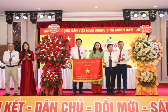 Thay mặt Liên hiệp các hội VHNT Việt Nam, ông Đỗ Hồng Quân trao tặng cờ thi đua cho Hội Liên hiệp VHNT Hà Tĩnh.