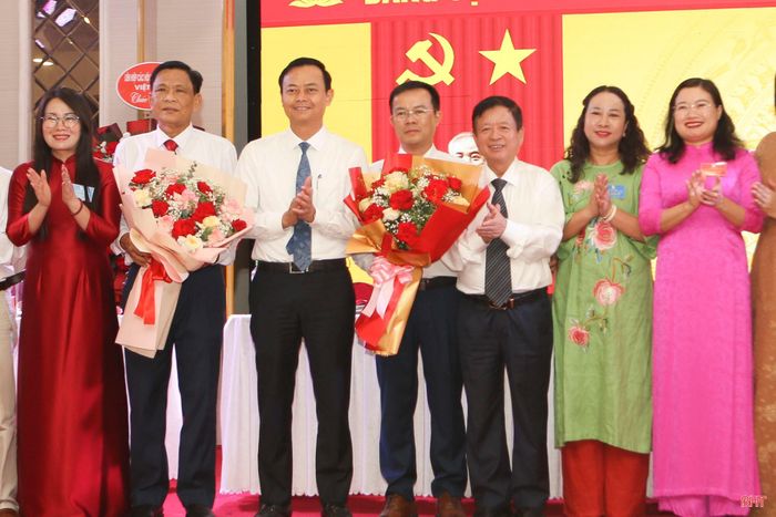 Lãnh đạo Liên hiệp các hội VHNT Việt Nam và tỉnh Hà Tĩnh tặng hoa chúc mừng tân Chủ tịch Hội Liên hiệp VHNT Hà Tĩnh, nhiệm kỳ 2026 - 2031.