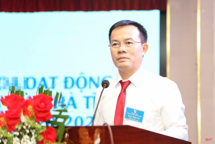 Ông Nguyễn Tùng Lĩnh - Phó Chủ tịch Hội Liên hiệp VHNT Hà Tĩnh nhiệm kỳ 2020 - 2025 thông qua báo cáo chính trị nhiệm kỳ 2020 - 2025.