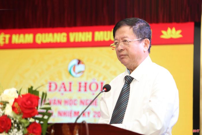 Chủ tịch Liên hiệp các hội VHNT Việt Nam Đỗ Hồng Quân phát biểu tại đại hội.
