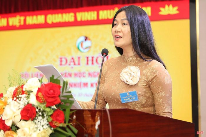 Hội viên Nguyễn Thị Hạnh Loan trình bày tham luận với chủ đề "Thơ Hà Tĩnh trong dòng chảy văn hóa quê hương".