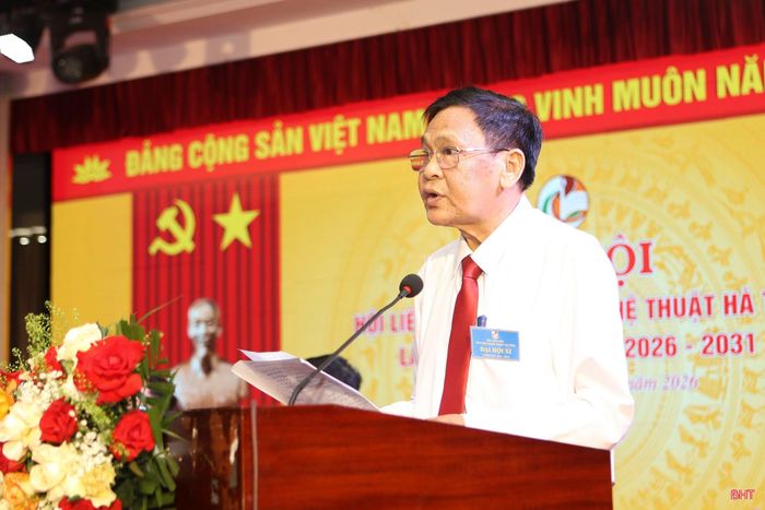 Ông Trần Nam Phong - Chủ tịch Hội Liên hiệp VHNT Hà Tĩnh nhiệm kỳ 2020 - 2025 trình bày diễn văn khai mạc đại hội.