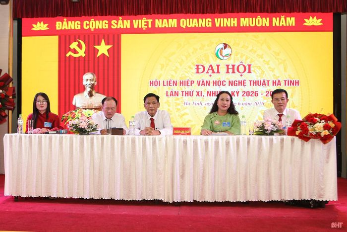 Đoàn chủ tịch điều hành đại hội.