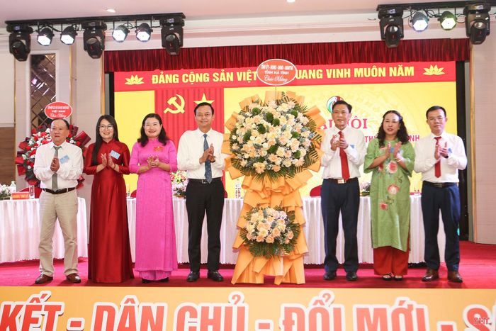 Trưởng ban Tuyên giáo và Dân vận Tỉnh ủy Hà Văn Hùng, Phó Chủ tịch UBND tỉnh Nguyễn Thị Nguyệt tặng hoa chúc mừng đại hội.