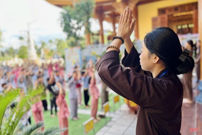 Không chỉ mang đến những trải nghiệm bổ ích trong dịp hè, các khóa tu còn góp phần bồi đắp nhân cách cho thanh thiếu nhi. Thông qua các hoạt động như dâng hương, ca hát, và những bài học về đạo đức..., các em được rèn luyện kỹ năng ứng xử, khả năng kiểm soát cảm xúc và ý thức tự giác trong cuộc sống.