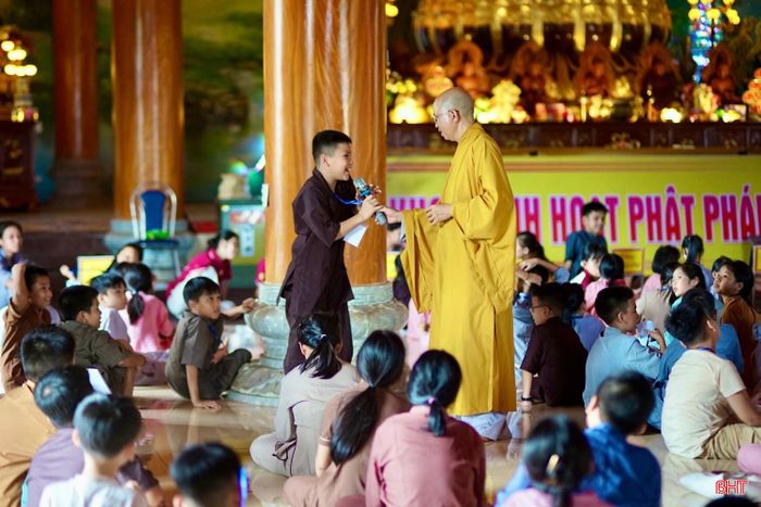 Sau ngày đầu bỡ ngỡ, thậm chí là buồn, khóc khi phải xa gia đình nhưng với sự yêu thương, giúp đỡ của sư thầy, sư cô cùng các anh chị tình nguyện viên, các em nhỏ đã nhanh chóng thích nghi với nền nếp sinh hoạt tại chùa, hăng hái tham gia các hoạt động trải nghiệm ý nghĩa.