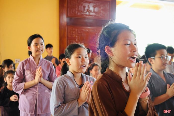 Khi đến với khóa tu, các em không được mang theo điện thoại và các thiết bị công nghệ. Đây là cơ hội để các em hòa mình vào các hoạt động tập thể, kết nối với bạn bè đồng trang lứa và học hỏi thêm nhiều điều bổ ích trong cuộc sống.