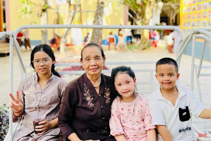 Bà Nguyễn Thị Hồng (phường Hà Huy Tập) chia sẻ: “Tôi cho con tham gia khóa tu vì đây là môi trường đặc biệt để con rèn luyện, học cách sống chậm lại, biết lắng nghe và trưởng thành hơn trong suy nghĩ. Sau mỗi khóa tu, tôi thấy con có nhiều thay đổi như: biết giúp đỡ cha mẹ việc nhà, biết cảm ơn và xin lỗi khi cần thiết... Đó là những giá trị sống tích cực mà con được bồi đắp thêm bên cạnh kiến thức từ nhà trường”.