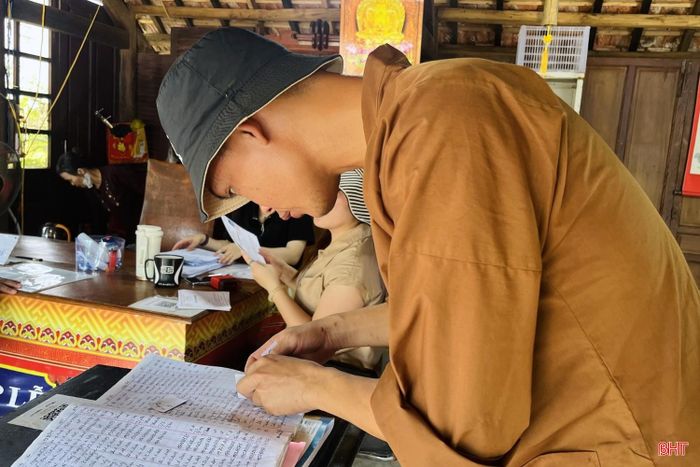 Tại chùa Giai Lam (phường Hà Huy Tập), khóa tu mùa hè được tổ chức bắt đầu từ ngày 15/6 đến hết ngày 20/6. Đại đức Thích Tâm Lực - Ban Trị sự chùa Giai Lam cho biết: “Đây là năm thứ 8 chùa tổ chức khóa tu mùa hè dành cho thanh thiếu nhi. Năm nay, số lượng thành viên đăng ký học là 450 em. Để chuẩn bị chu đáo cho khóa tu, chúng tôi đã lên kế hoạch từ sớm, làm hồ sơ xin phép Ban Trị sự Giáo hội Phật giáo tỉnh và các cấp chính quyền, thực hiện thủ tục tạm trú cho các em...".