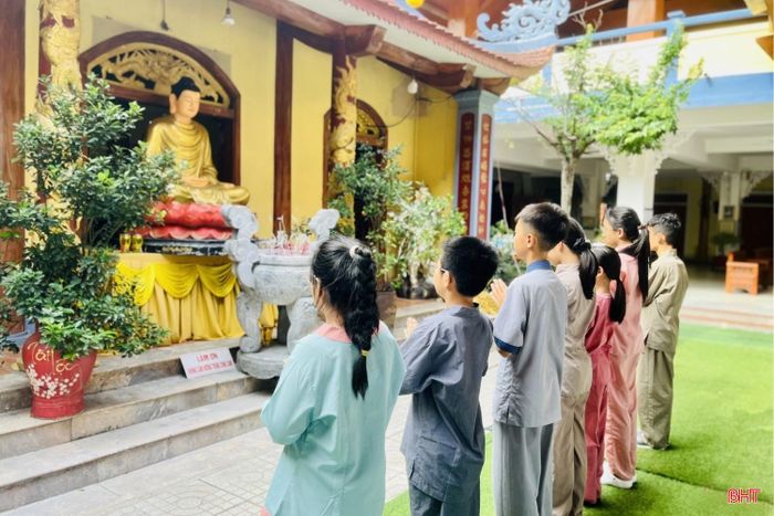 Không chỉ mang đến những trải nghiệm bổ ích trong dịp hè, các khóa tu còn góp phần bồi đắp nhân cách cho thanh thiếu nhi. Thông qua các hoạt động như dâng hương, ca hát, và những bài học về đạo đức..., các em được rèn luyện kỹ năng ứng xử, khả năng kiểm soát cảm xúc và ý thức tự giác trong cuộc sống.