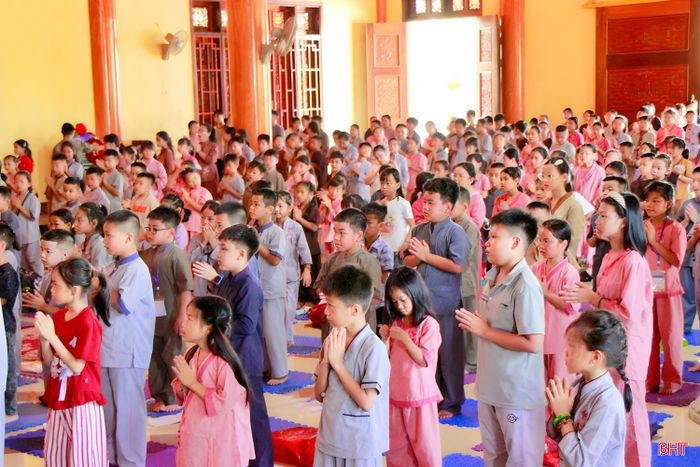 Với mong muốn tổ chức một mô hình sinh hoạt, tu học, vui chơi cho trẻ em trong những ngày hè, chùa Phúc Linh (phường Hà Huy Tập) đã tổ chức khóa tu mùa hè dành cho các em từ 10-16 tuổi.