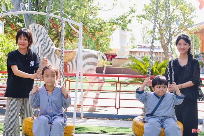 Đại đức Thích Chúc Giác - Trưởng ban Hoằng pháp Ban Trị sự Giáo hội Phật giáo Việt Nam tỉnh Hà Tĩnh, Trụ trì chùa Phúc Linh cho hay: “Có thể sau một khóa tu mùa hè, các em chưa thể trình bày trôi chảy một bài kinh hay nhớ hết những lời dạy của đức Phật nhưng các em sẽ nhớ cách lắng nghe khi người khác nói, biết dừng lại trước khi nóng giận và biết nói lời cảm ơn khi nhận được một điều nhỏ bé... Quan trọng hơn là giúp các em cảm nhận sâu sắc sự kết nối với gia đình, bạn bè và cộng đồng”.