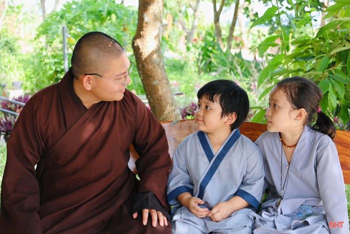 Bên cạnh các hoạt động tu học và trải nghiệm, các em còn có cơ hội trò chuyện, chia sẻ những suy nghĩ, tâm tư với các sư thầy. Qua đó, các em được sống trong môi trường giàu tính kỷ luật và tinh thần tập thể, từ đó từng bước hình thành lối sống tích cực, biết quan tâm đến người khác và có trách nhiệm hơn với bản thân.