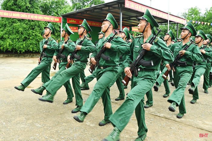 Chiến sĩ mới duyệt đội ngũ.