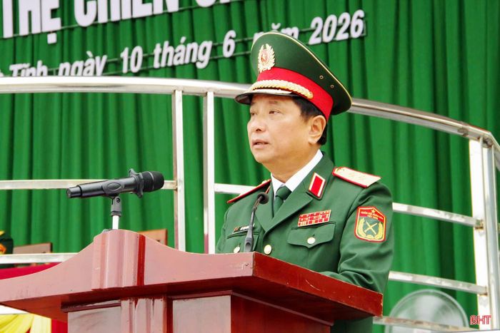  Trung tướng Hà Thọ Bình - Tư lệnh Quân khu 4 phát biểu tại buổi lễ. 