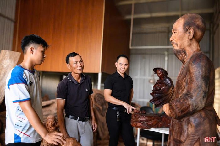 Nhờ công phu và tính nghệ thuật cao, các sản phẩm điêu khắc gỗ truyền thần của anh Hoàng ngày càng được nhiều khách hàng trong, ngoài tỉnh biết đến, tìm đặt hàng.