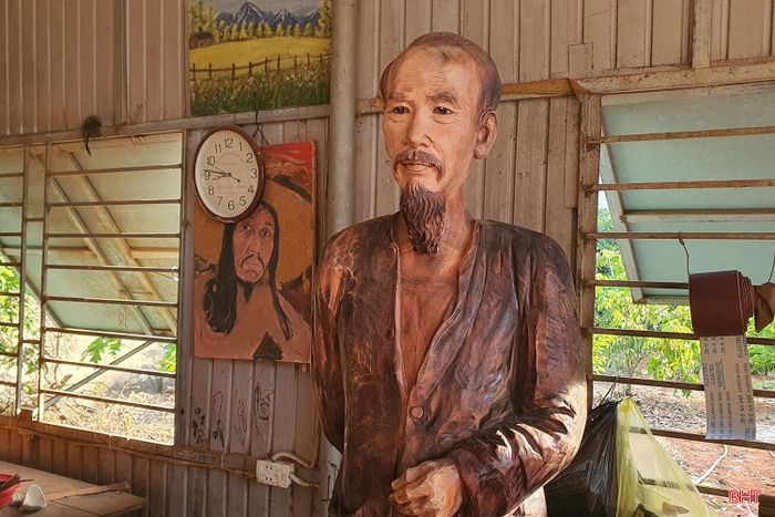 Từ những bức tượng các danh nhân lịch sử đến các bức chân dung đặt theo yêu cầu của khách hàng, anh Hoàng đều chăm chút kỹ lưỡng từng chi tiết.