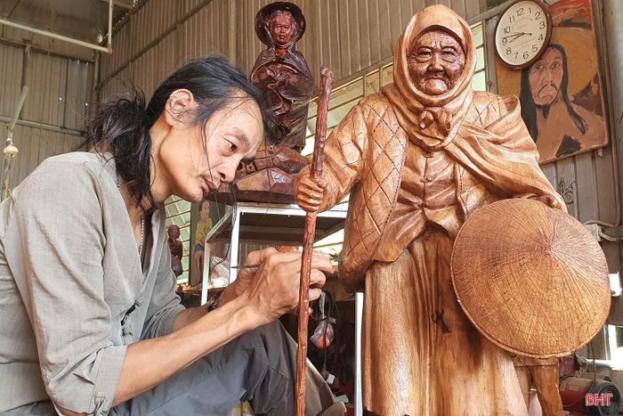Mỗi công đoạn đều đòi hỏi sự tỉ mỉ và tập trung cao độ, từ phác thảo hình khối đến hoàn thiện từng đường đục, nét chạm trên gỗ.