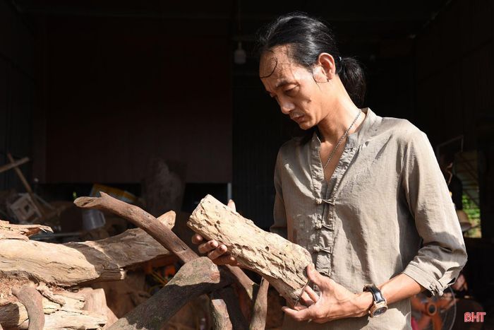 Anh Trần Quốc Hoàng (SN 1989), trú thôn Yên Điềm, xã Lộc Hà ngày ngày cần mẫn gắn bó với nghề điêu khắc gỗ truyền thần, góp phần gìn giữ một nghề thủ công giàu giá trị nghệ thuật giữa nhịp sống hiện đại. Xuất phát từ niềm đam mê với nghệ thuật điêu khắc, anh đã tự mày mò học hỏi, tích lũy kinh nghiệm qua nhiều năm, bền bỉ theo đuổi nghề bằng sự kiên trì và tâm huyết. Điều đáng khâm phục là anh chưa qua trường lớp đào tạo chuyên nghiệp nào.