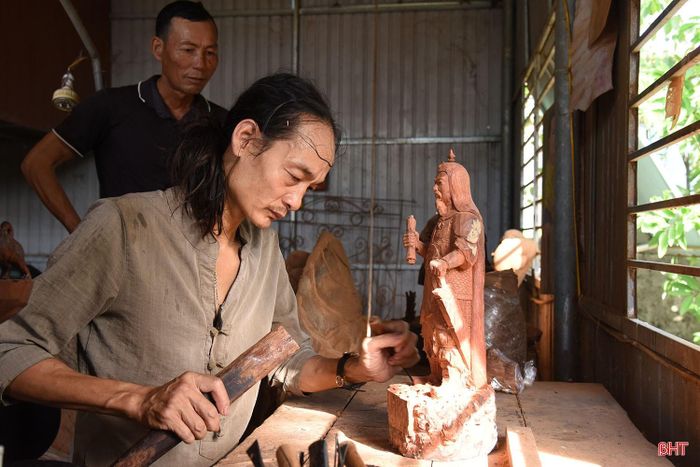 Để tạo nên một bức tượng truyền thần, anh Hoàng phải dành nhiều thời gian nghiên cứu hình ảnh, quan sát kỹ từng chi tiết khuôn mặt nhằm tái hiện chính xác thần thái của nhân vật.