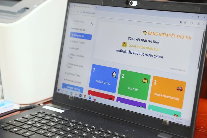 Hiện nay, công an cấp xã được giao giải quyết 35 thủ tục hành chính, chủ yếu trong các lĩnh vực cư trú, căn cước và một số dịch vụ công thiết yếu. Việc phân cấp này giúp người dân, tổ chức thực hiện thủ tục thuận tiện hơn, đồng thời bảo đảm hoạt động quản lý nhà nước được thông suốt, hiệu quả.