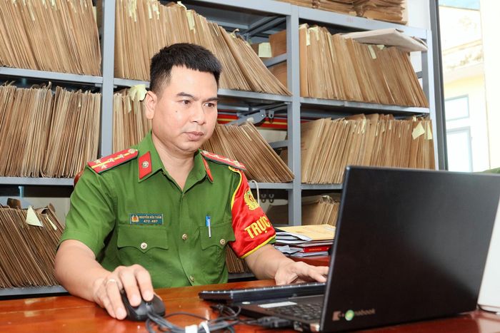 Sau buổi giao ban, tôi thực hiện các nhiệm vụ được phân công. Trong buổi sáng, tôi xử lý hồ sơ trên Hệ thống Cơ sở dữ liệu quốc gia về dân cư, gồm xác minh thông tin cư trú, giải quyết các thủ tục đăng ký thường trú, tạm trú, khai tử, tách hộ và thu nhận tài khoản định danh điện tử (VNeID) cho người dân.