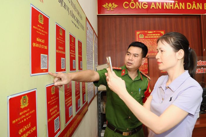 Phần lớn công dân đến Công an xã để giải quyết các thủ tục hành chính liên quan đến cư trú và đăng ký phương tiện. Để tạo thuận lợi, tôi hướng dẫn người dân quét mã QR trên bảng dịch vụ công trực tuyến để thực hiện các thủ tục cần thiết.