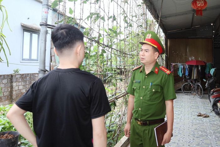 Trong quá trình thực hiện nhiệm vụ, tôi luôn quan tâm công tác giáo dục, cảm hóa, hỗ trợ người tái hòa nhập cộng đồng vượt qua mặc cảm, ổn định cuộc sống và vươn lên làm lại cuộc đời. Qua đó, góp phần phòng ngừa tái phạm, giữ vững an ninh, trật tự ngay từ cơ sở.