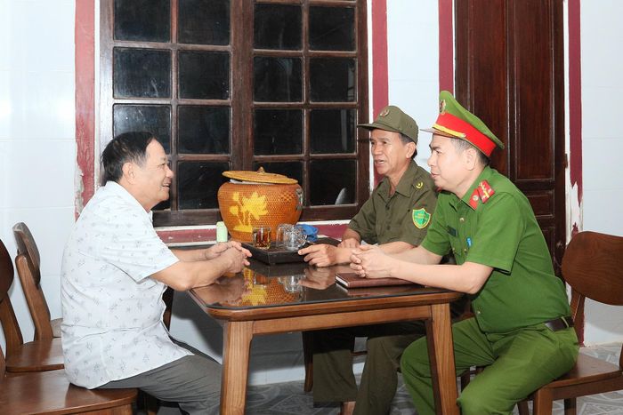 Thường xuyên bám sát địa bàn, lực lượng công an và Nhân dân ngày càng gắn bó, gần gũi hơn. Mỗi lần về cơ sở, chúng tôi đều kết hợp tuyên truyền các quy định mới về an ninh, trật tự, những chính sách liên quan trực tiếp đến đời sống người dân để bà con nắm rõ và chấp hành tốt.