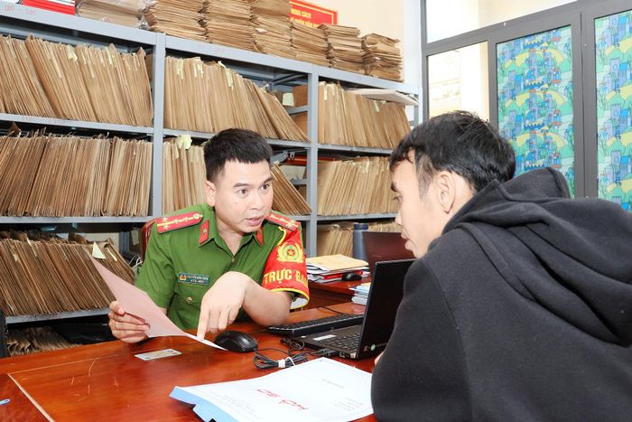 Trong buổi tiếp công dân, tôi hướng dẫn anh Nguyễn Phi Diện (SN 1982, thôn Vĩnh Cát, xã Toàn Lưu) nộp hồ sơ xác nhận thông tin cư trú trên ứng dụng VNeID. Sau khi tiếp nhận hồ sơ, Công an xã sẽ đối chiếu thông tin trên Cơ sở dữ liệu quốc gia về dân cư và cấp giấy xác nhận theo quy định. Chúng tôi luôn khuyến khích người dân thực hiện thủ tục trực tuyến để tiết kiệm thời gian, công sức đi lại.