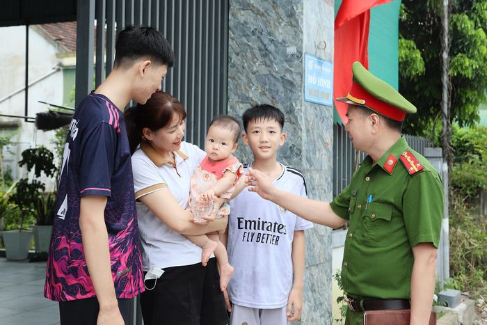 Dịp hè cũng là thời điểm nhiều người dân từ các địa phương khác trở về quê sinh sống, thăm thân. Vì vậy, tôi chủ động bám sát địa bàn, nắm bắt tình hình di biến động dân cư, kịp thời hướng dẫn người dân thực hiện đúng các quy định về cư trú, góp phần bảo đảm an ninh, trật tự trên địa bàn.