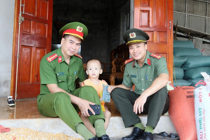 Ngoài nhiệm vụ nòng cốt trong bảo đảm an ninh, trật tự ở cơ sở, với tôi, lực lượng Công an xã còn là điểm tựa của Nhân dân trong cuộc sống hằng ngày. Tinh thần “gần dân, sát dân, vì Nhân dân phục vụ” đã và đang được cụ thể hóa bằng những việc làm thiết thực, góp phần xây dựng hình ảnh người chiến sĩ Công an nhân dân bản lĩnh, trách nhiệm và tận tụy.